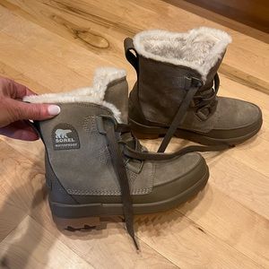 SOREL Winter Boots, Size 7W, worn once, nearly perfect condition